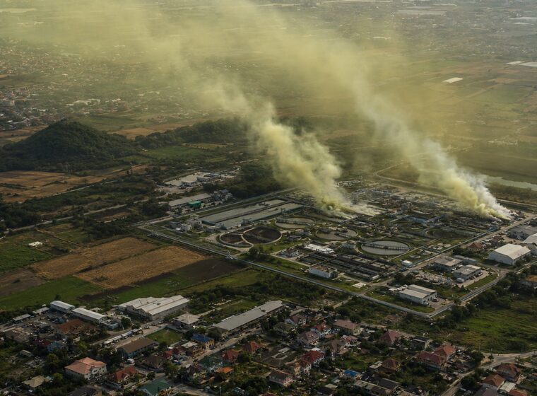 Planta contaminando el aire con gases